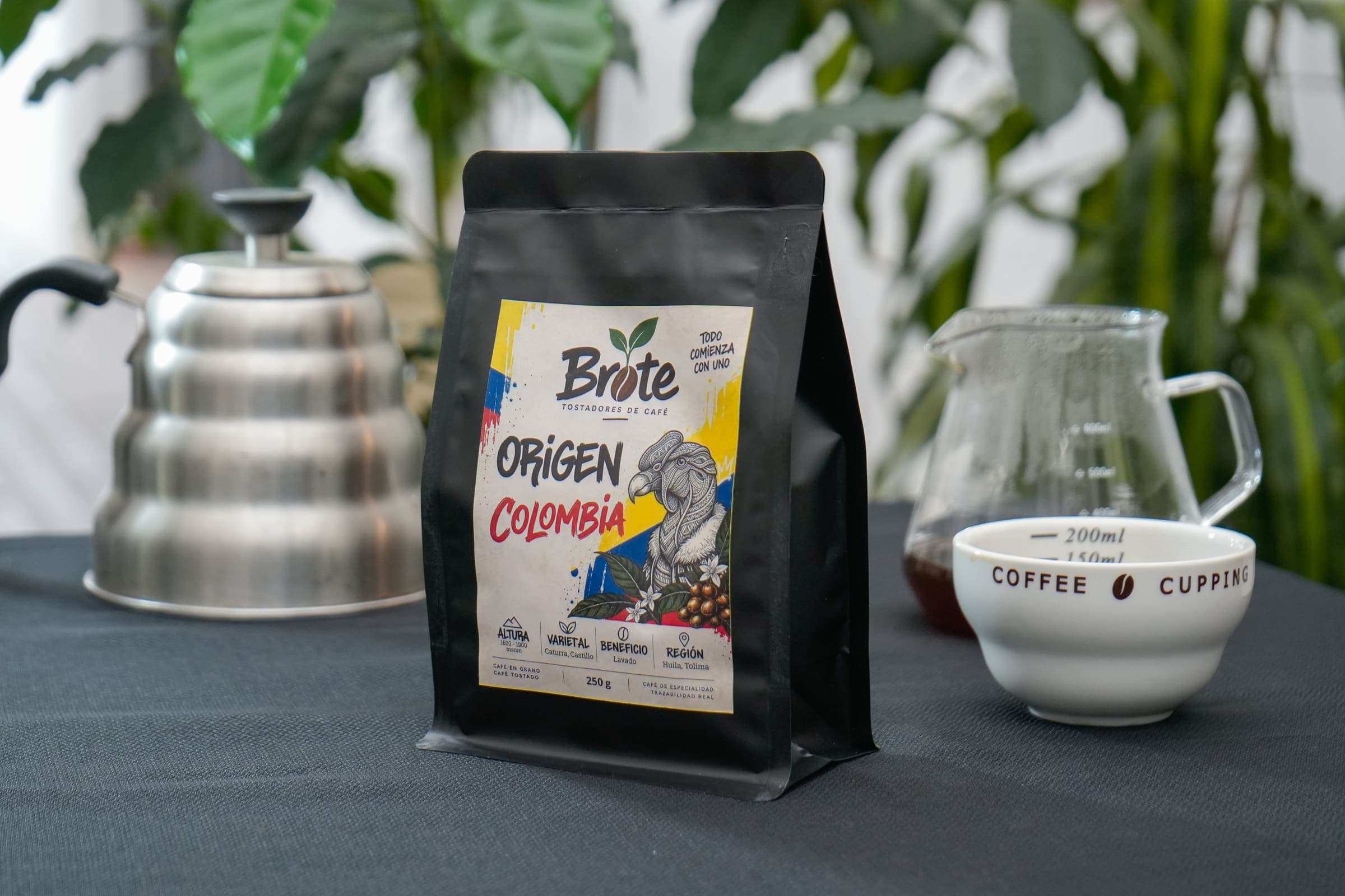 Bolsa de Origen Colombia en una mesa de cata