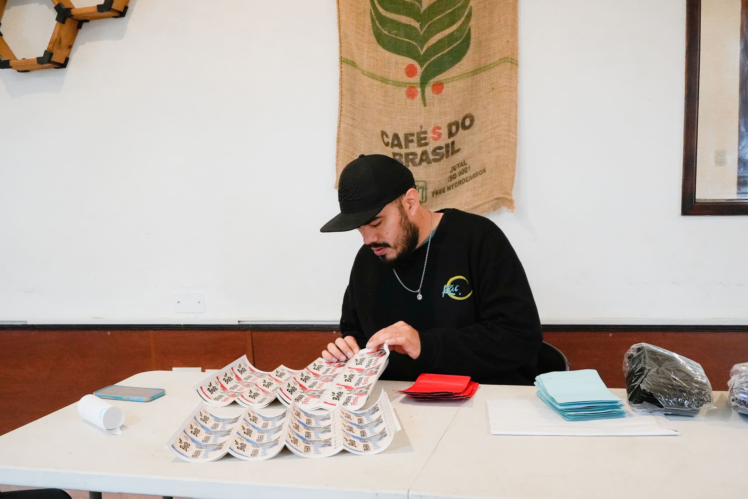 Preparando las bolsas de Brote en la mesa de trabajo