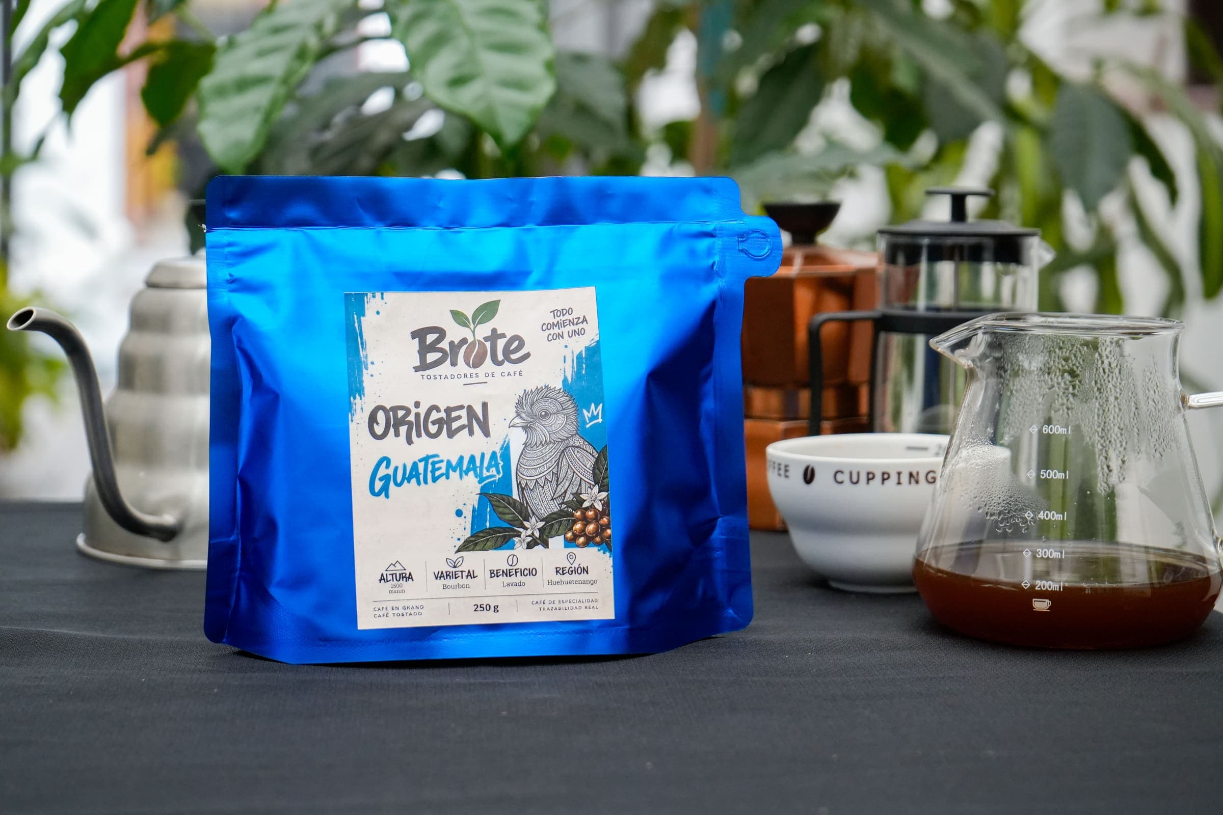 Bolsa de Origen Guatemala junto a una taza de cata
