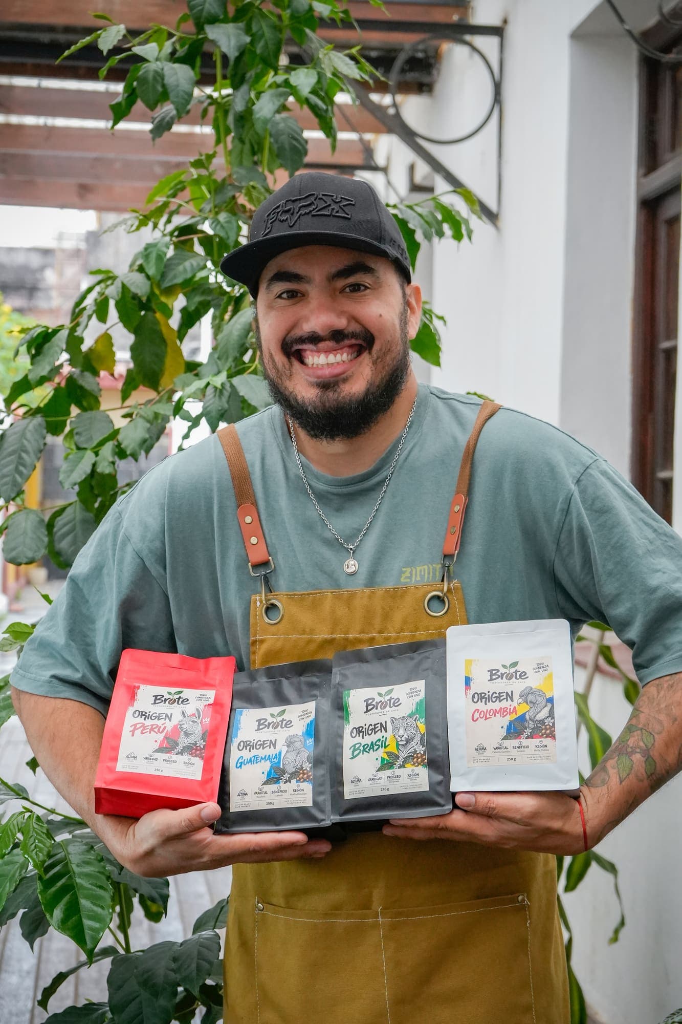 Lucho sonriendo con las bolsas de Brote