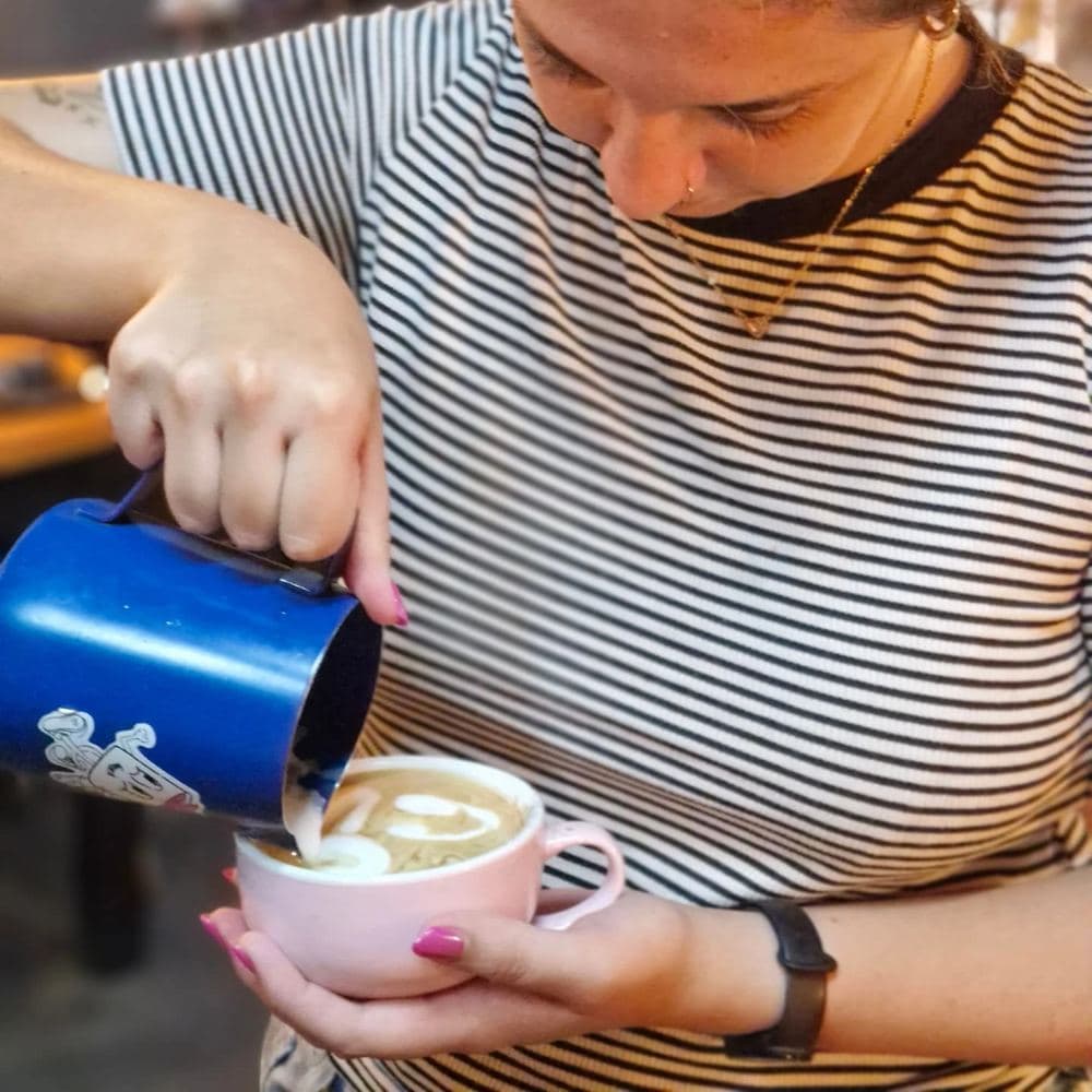 Café y gente en la pared de Brote