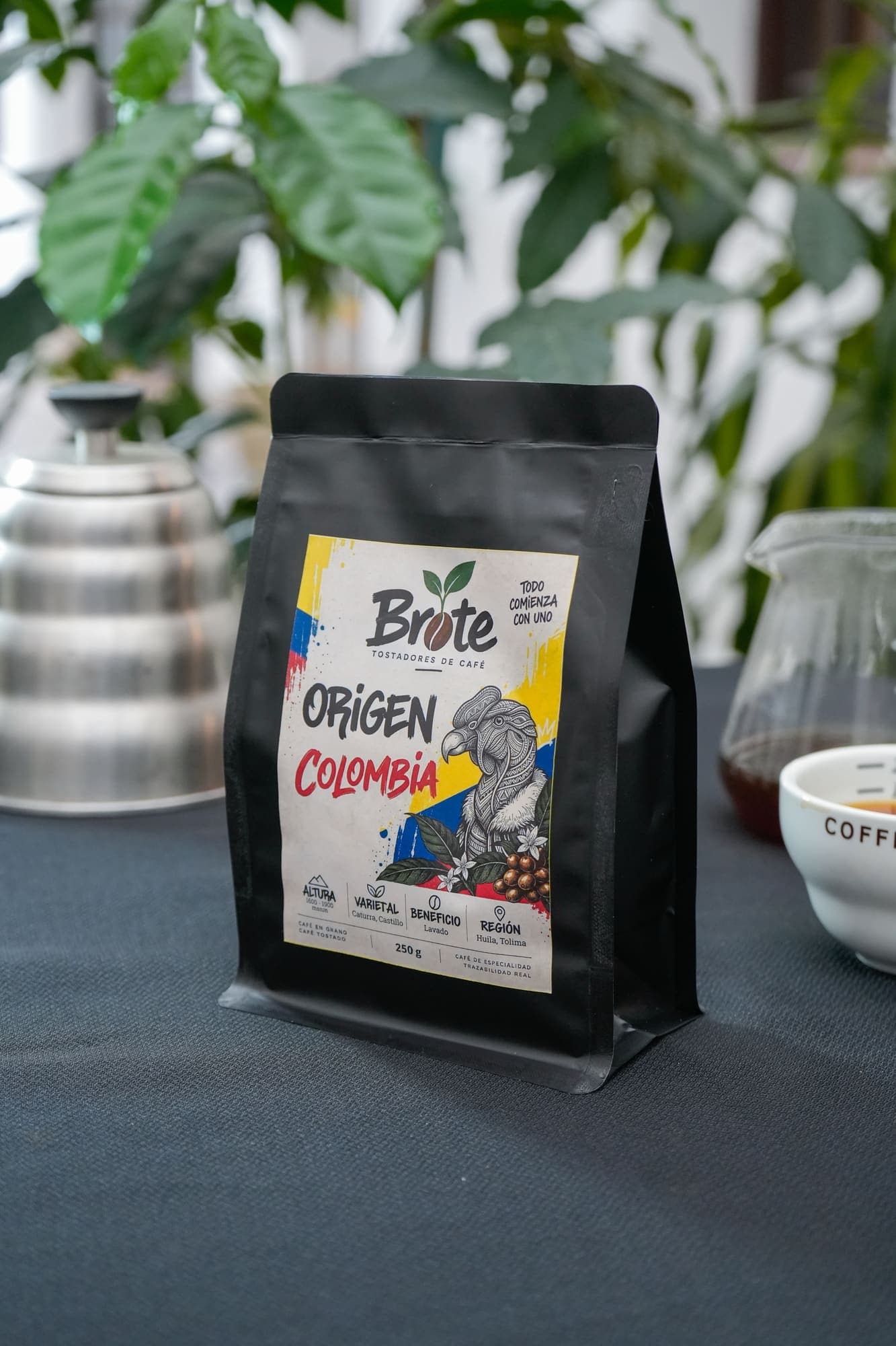 Bolsa de Origen Colombia junto a una pava de filtro