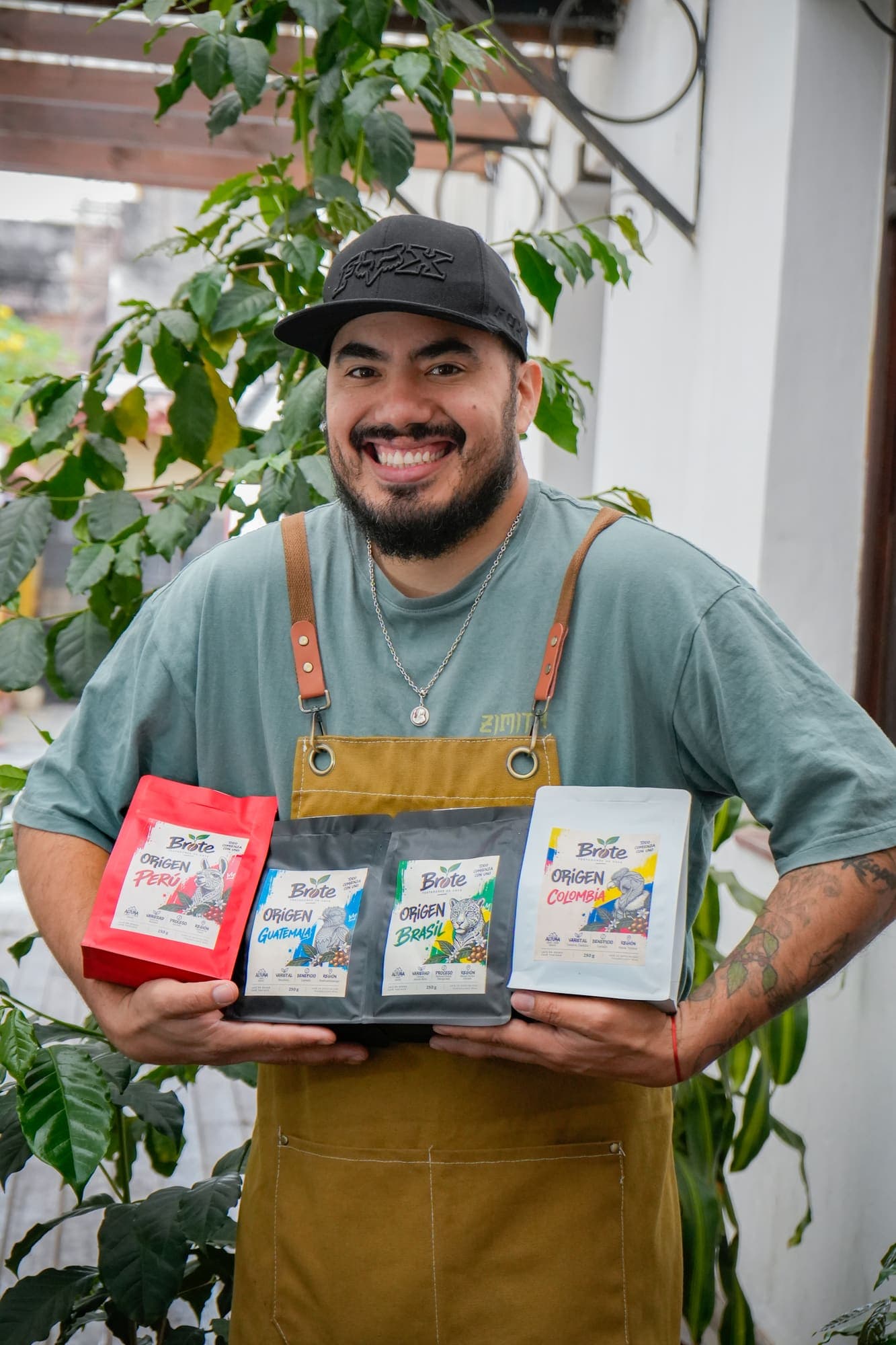 Lucho sonriendo con las cuatro bolsas de Brote